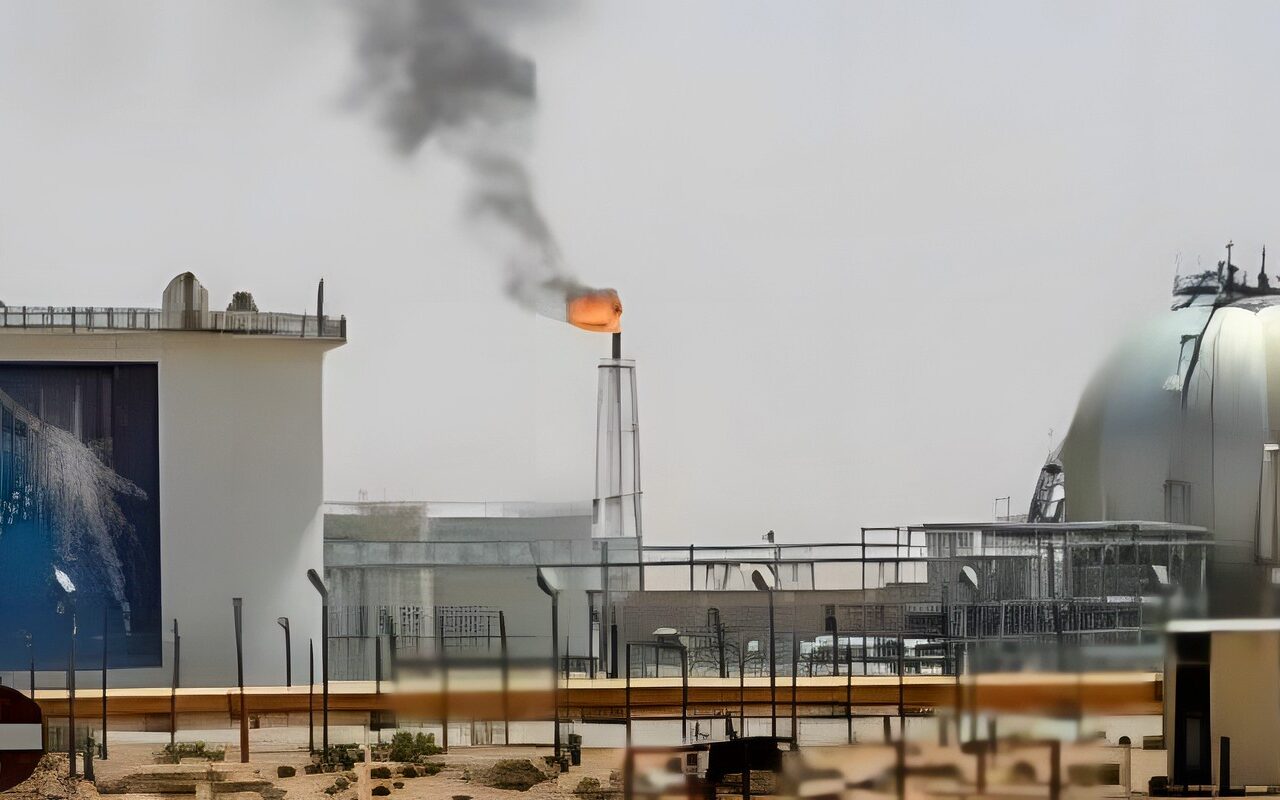 الأكبر في المملكة.. الحوثي تعلن شن هجوم على مصفاة نفط رأس تنورة بالسعودية