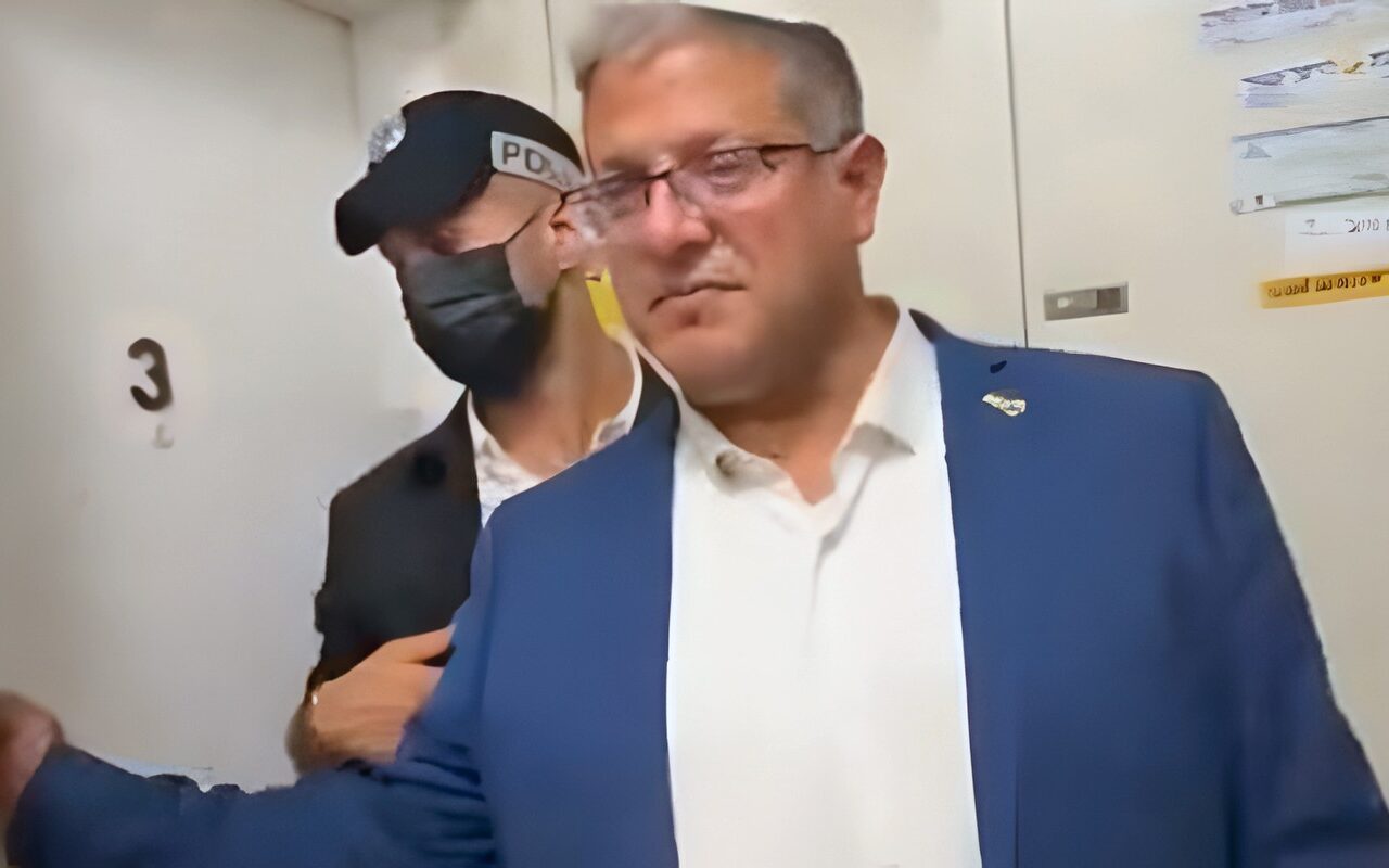 اخرجوا للتصويت.. إيتمار بن جفير يطرق أبواب المنازل لحث سكان إسرائيل على الذهاب للانتخابات
