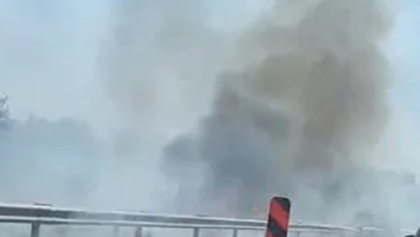 حريق واسع وسط إسرائيل.. إغلاق طرق واستدعاء 50 فرقة إطفاء إضافية
