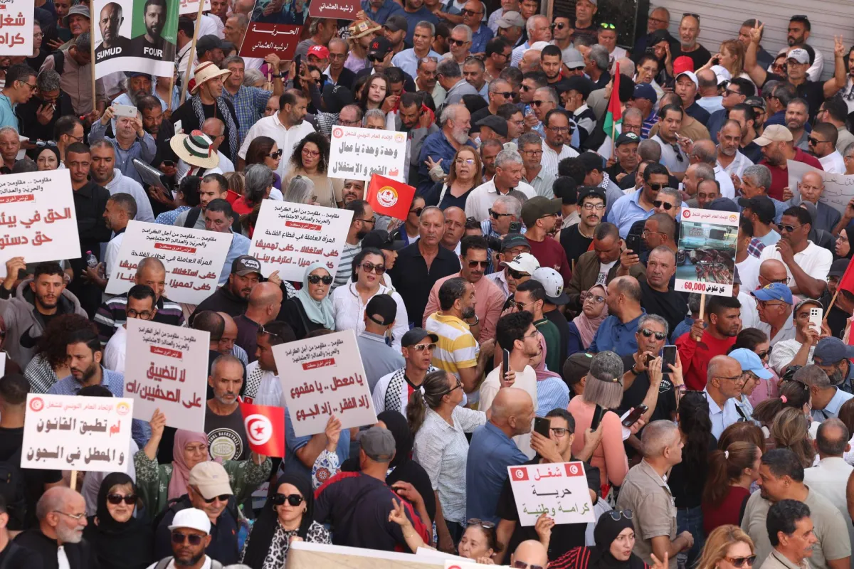 التونسيون يخرجون في أكبر احتجاجات للمطالبة باستعادة الديمقراطية‭ ‬والحريات