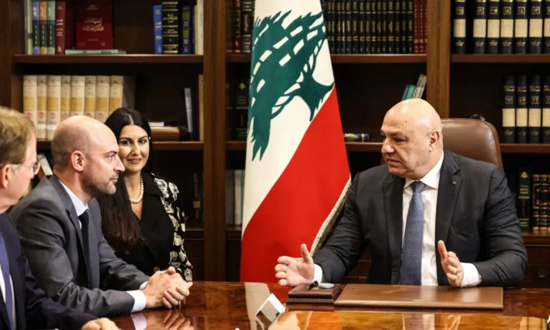 الرئيس اللبناني لبارو: نرحب بأي جهد فرنسي لمنع حصول فراغ بعد انسحاب «اليونيفيل»