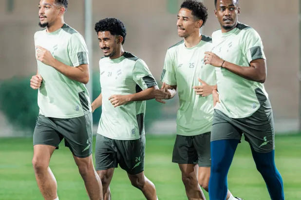 الفتح والخليج… نشوة الانتصار الأول تلهب صدام «الأحد»