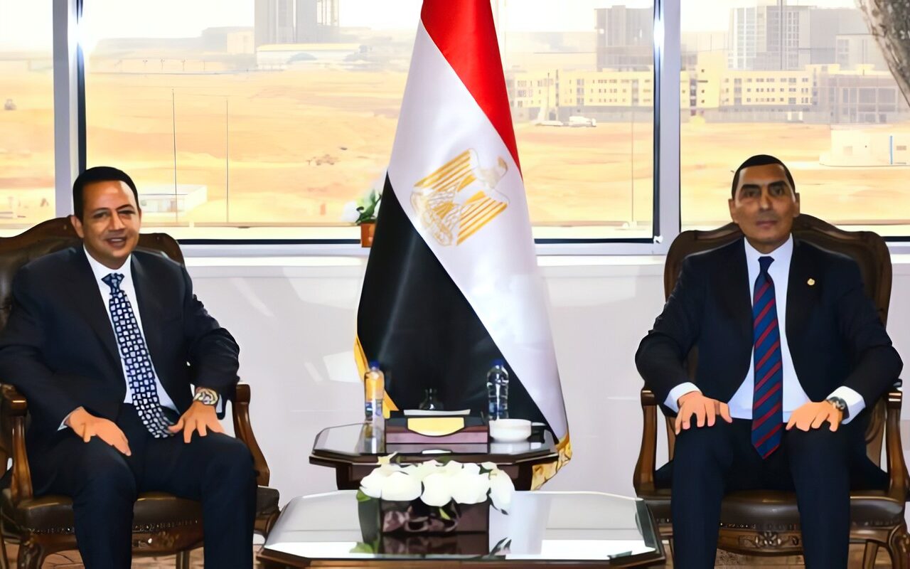 وزير الشباب والرياضة يبحث مع رئيس الاتحاد السكندري تطوير المشروعات الاستثمارية بالنادي