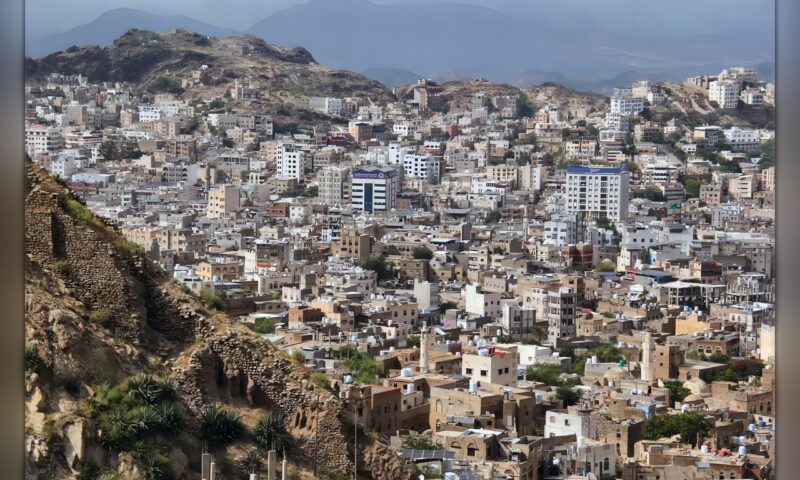 تعز تواجه القصف والحصار وحرمان السكان من المياه