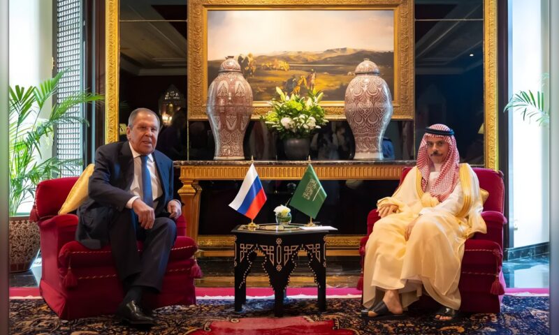 فيصل بن فرحان ولافروف يبحثان التصعيد في اليمن وتهديدات الملاحة