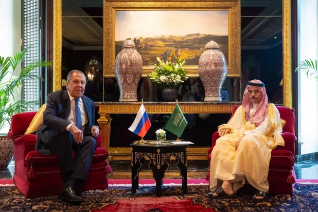 فيصل بن فرحان ولافروف يبحثان التصعيد في اليمن وتهديدات الملاحة