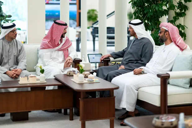 محمد بن زايد وخالد بن سلمان يبحثان التطورات الإقليمية