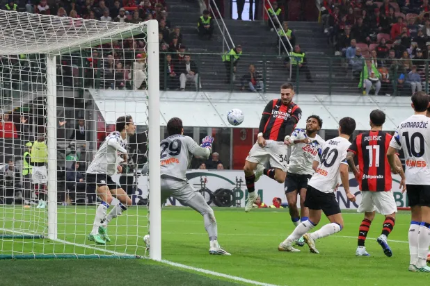 «الدوري الإيطالي»: ميلان يقتحم المربع الذهبي بثلاثية في أتالانتا