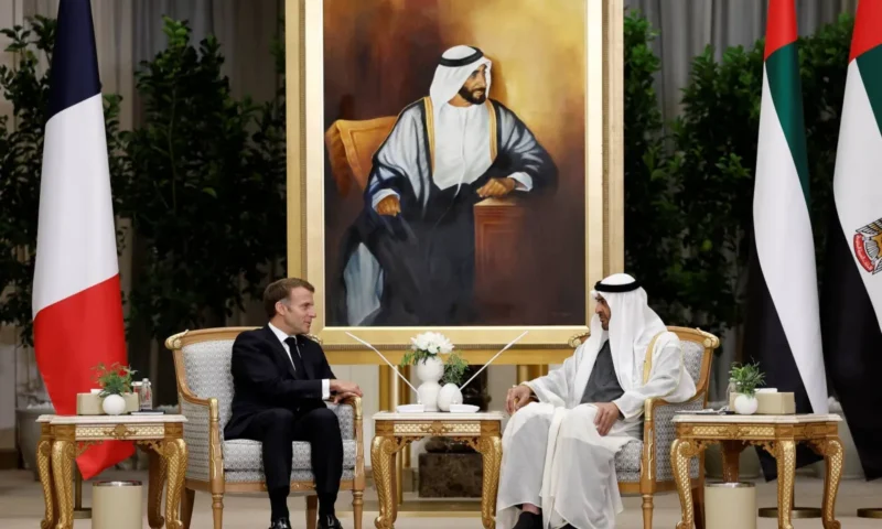 ماكرون في أبوظبي… ويبحث مع محمد بن زايد الشراكة الاستراتيجية وأمن الطاقة