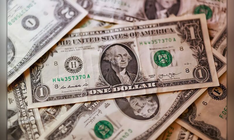 الدولار واليورو يتحركان بحذر… والين يتراجع وسط اضطرابات أوروبية
