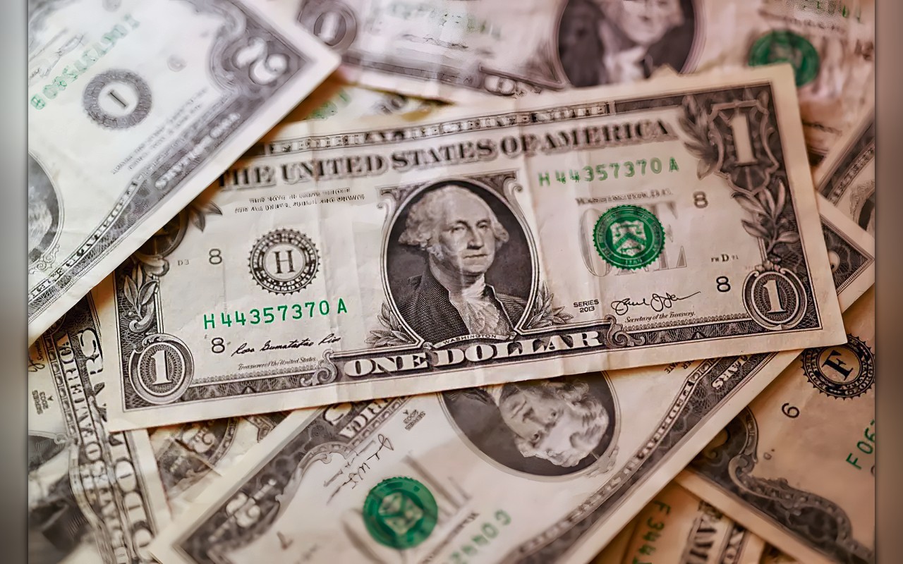 الدولار واليورو يتحركان بحذر… والين يتراجع وسط اضطرابات أوروبية