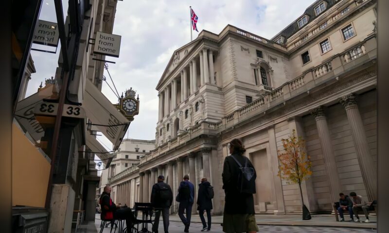 بوادر تعافٍ في سوق العمل البريطانية تعزّز احتمالات رفع الفائدة