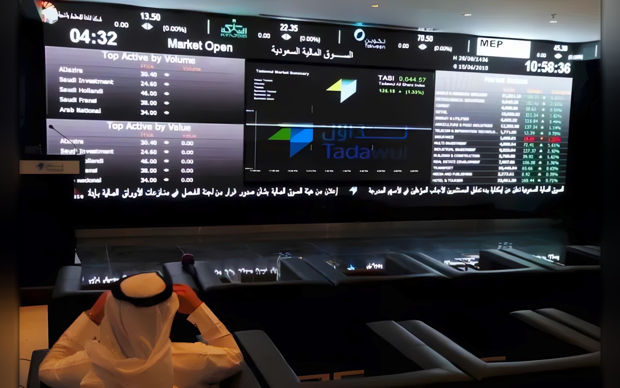 السوق السعودية تهبط لأدنى إغلاق منذ أبريل 2021
