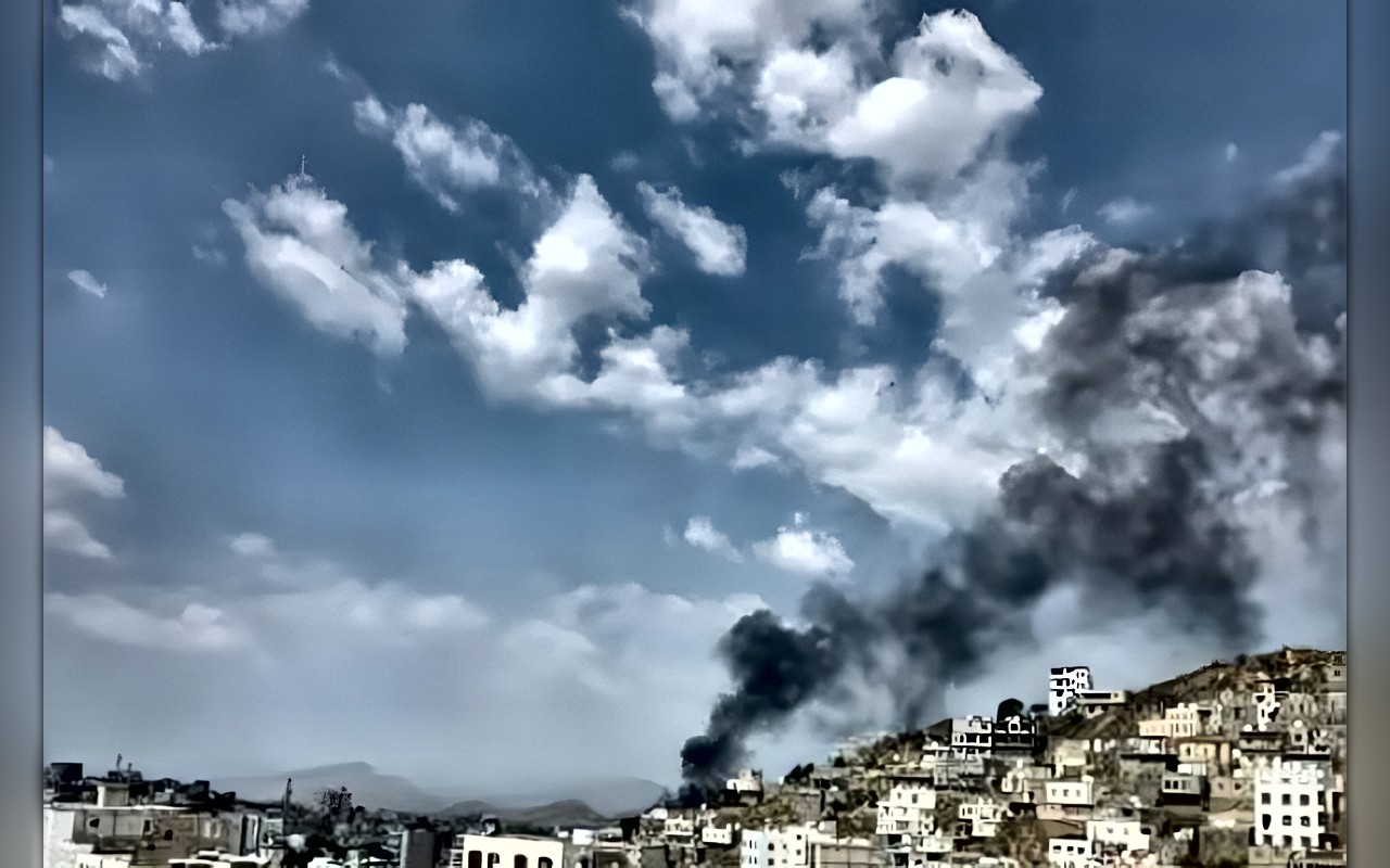 صاروخ حوثي إلى مطار عدن وسط احتدام المعارك في تعز