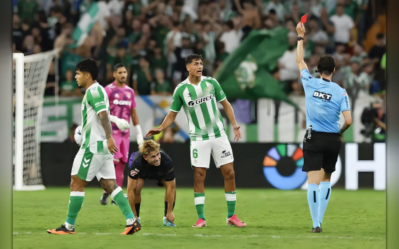 إيقاف برنال لاعب بيتيس 4 مباريات بعد طرده أمام برشلونة
