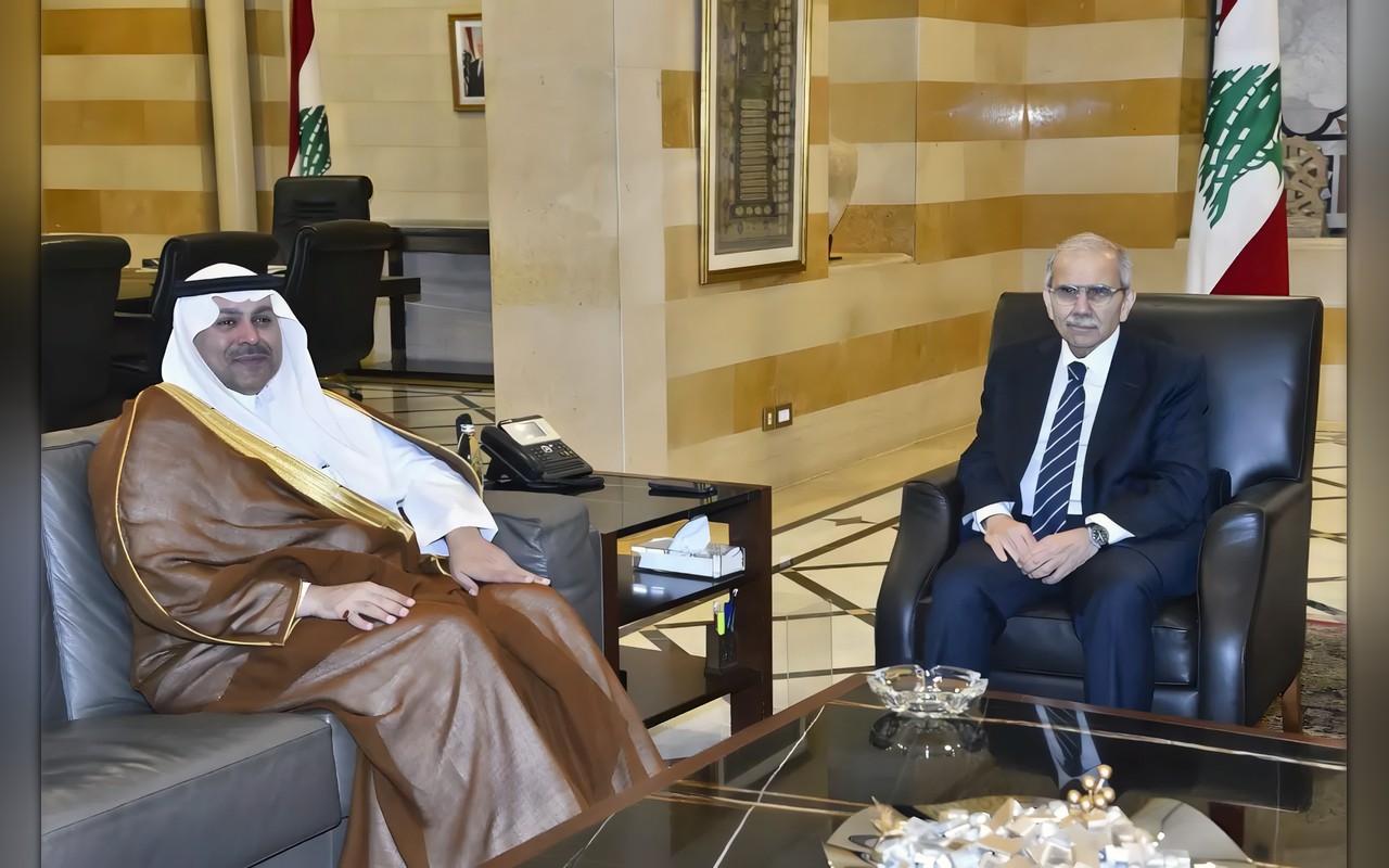 السفير السعودي لدى لبنان يُثمن جهود الحكومة للحفاظ على المؤسسات