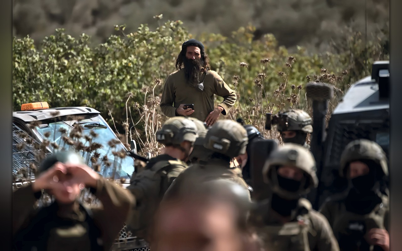 مستوطنون إسرائيليون يسرقون زيتون الفلسطينيين مع تصاعد الهجمات خلال موسم الحصاد