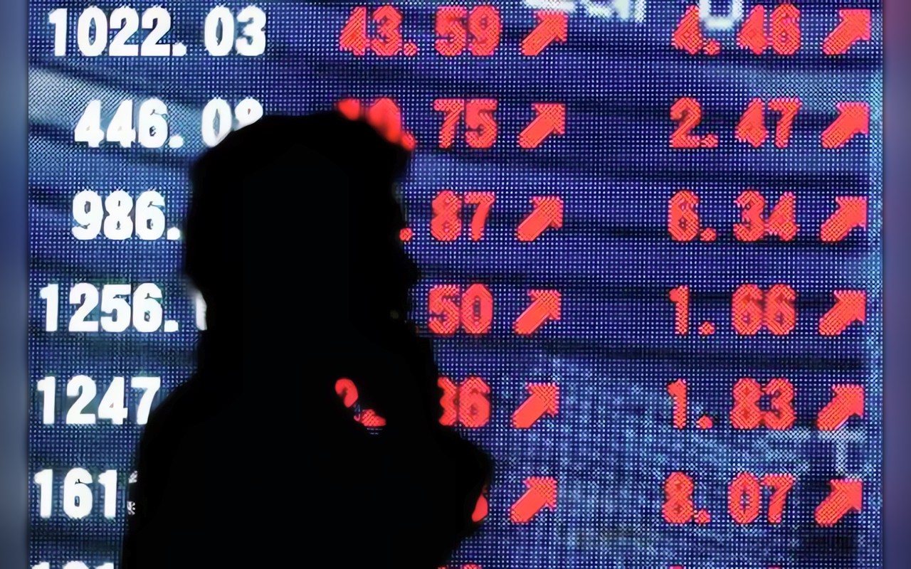 السوق السعودية تهبط 2.3 % لتسجل أدنى إغلاق منذ عام 2021