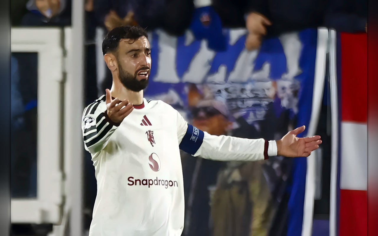 مانشستر يونايتد يستبعد معاقبة فرنانديز بعد انتقاداته لكاريك