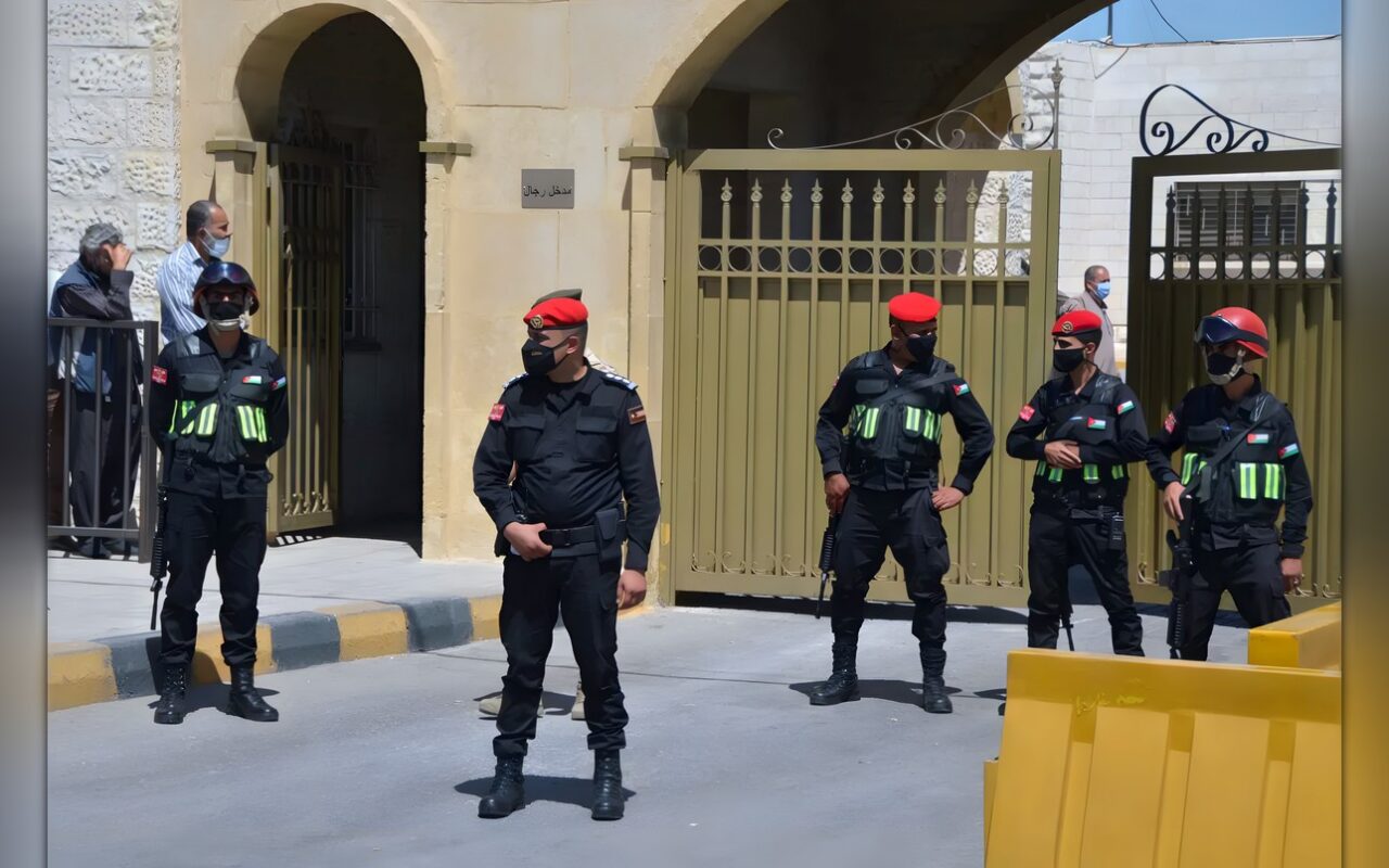 7 قتلى بهجوم مسلّح على كنيسة في قرية حمود الأردنية