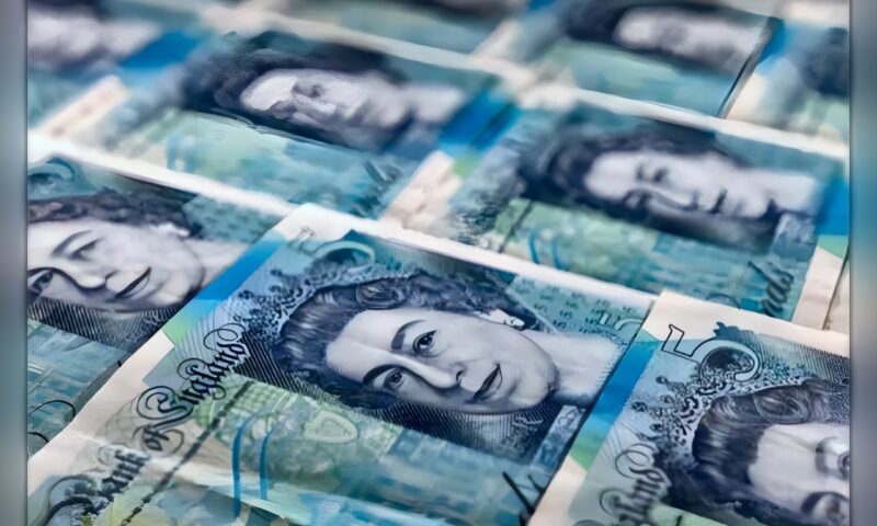 الجنيه الإسترليني يتراجع أمام اليورو والدولار ترقباً للموازنة البريطانية