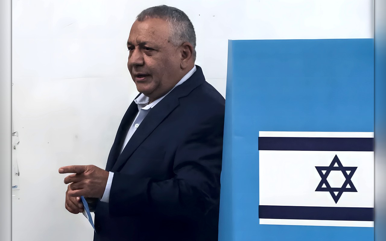 آيزنكوت يحث الإسرائيليين على إسقاط «أسوأ حكومة» في تاريخ البلاد