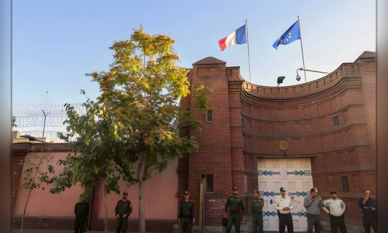 مسؤول بالسفارة الفرنسية لدى إيران تعرّض لـ«الترهيب»