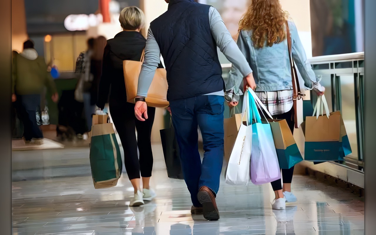 تحسّن ثقة المستهلكين الأميركيين خلال أكتوبر بدعم من تراجع أسعار البنزين