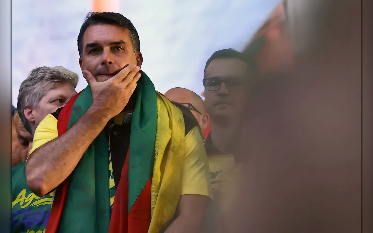 القضاء البرازيلي يحقق في تمويل أجنبي لحملة فلافيو بولسونارو… ويُلغي جوازات سفره