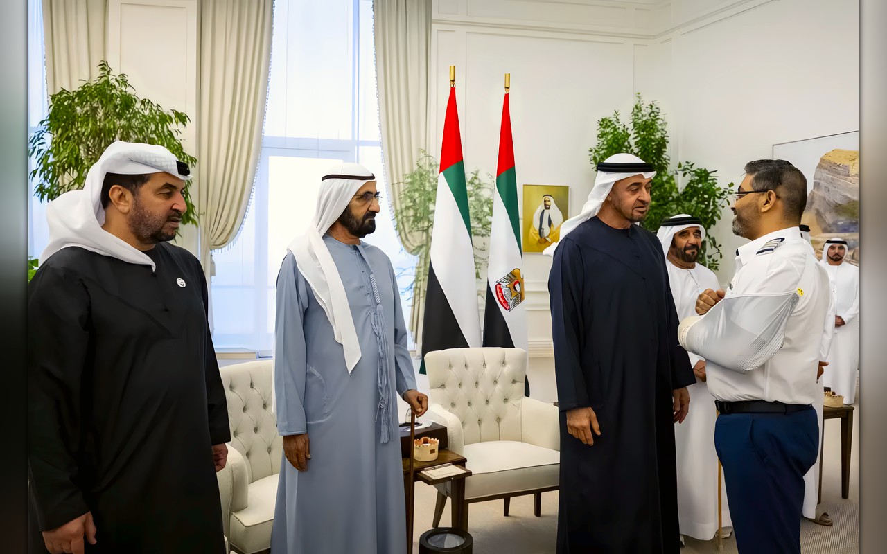 رئيس الإمارات يكرّم طاقم «فلاي دبي» بوسام زايد الثاني