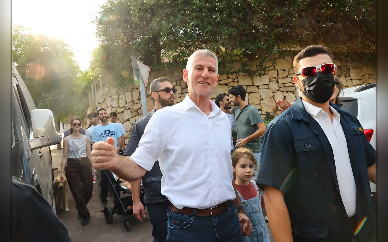 زعيم اليسار الإسرائيلي يدعو إلى تعاون المعارضة مع الأحزاب العربية للإطاحة بنتنياهو