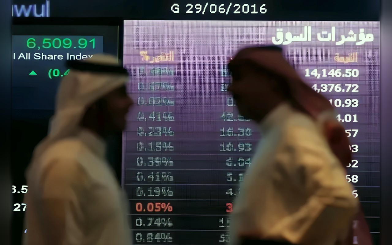 السوق السعودية تتراجع بعد مكاسب 5.8 % في جلستين