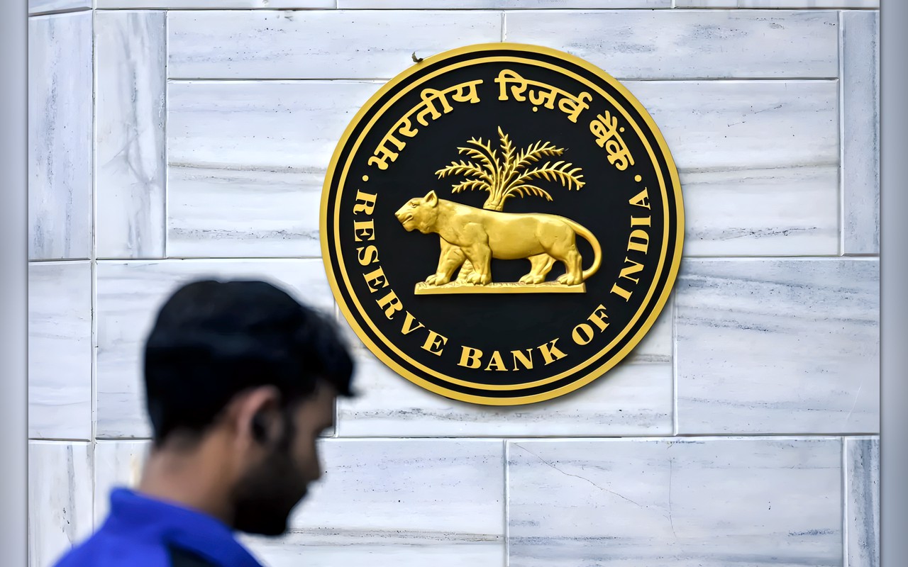 الروبية الهندية تتراجع تحت ضغط ارتفاع أسعار النفط
