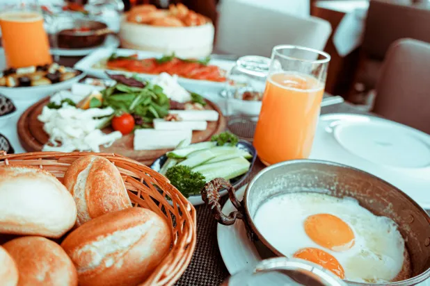 الإفطار أم العشاء… أيهما يرفع سكر الدم بدرجة أكبر؟