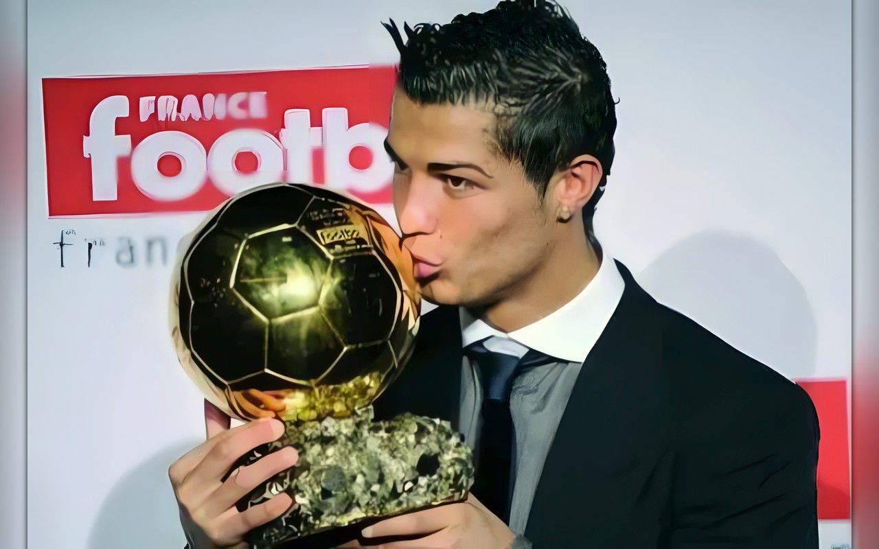رونالدو يفوز بلقب أفضل موسم في تاريخ الكرة الذهبية