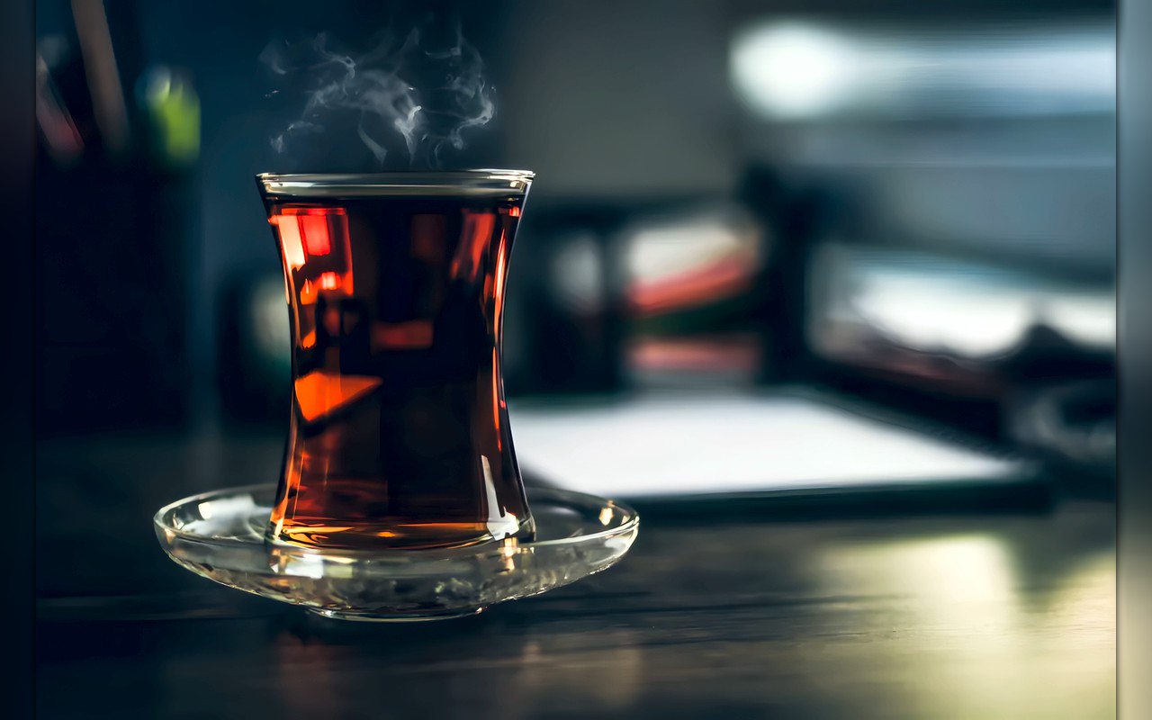 هل تشرب الشاي ساخناً جداً؟ دراسة تكشف تأثير حرارته وتركيزه في فوائده الصحية