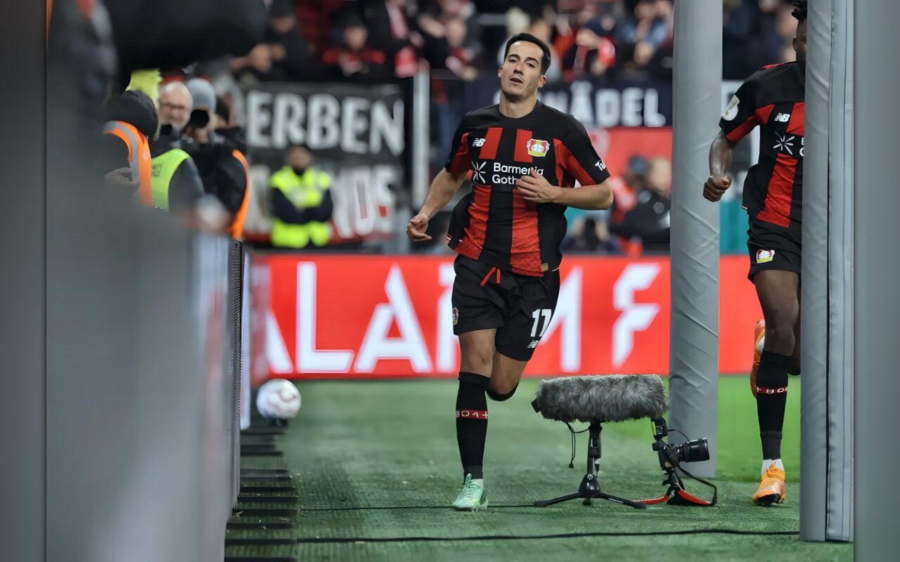 فازكيز لاعب باير ليفركوزن يهدي هدفه لضحايا حادث قطار بإسبانيا