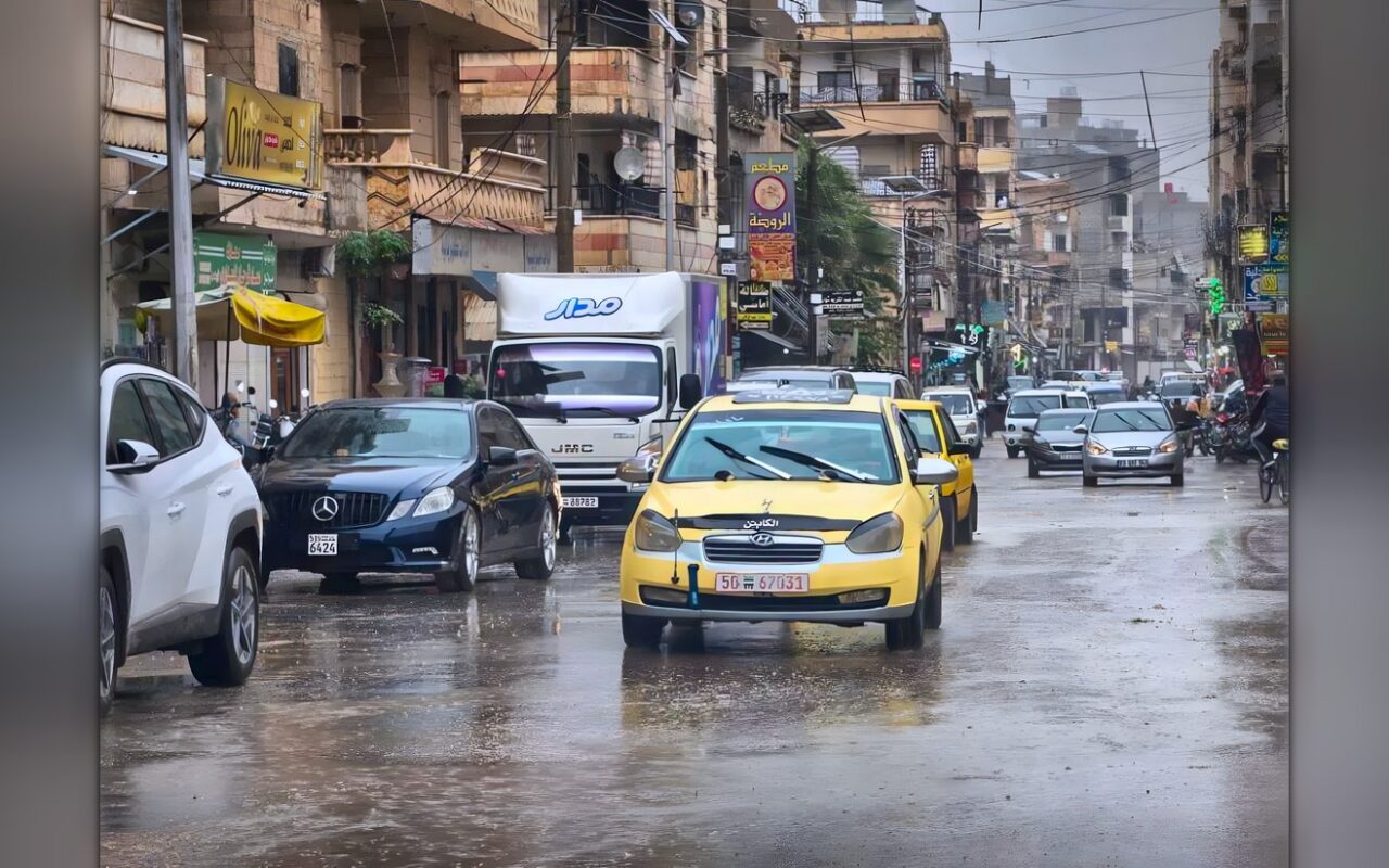 وفاة شخص وإنقاذ 15 مدنياً وإجلاء عائلات جراء السيول في سوريا