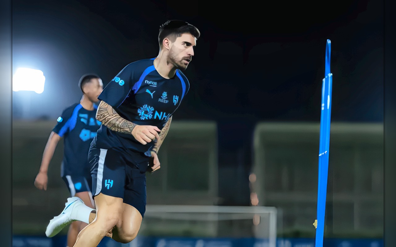 الهلال «الجريح آسيوياً» لاستعادة الصدارة المحلية من شباك الفتح