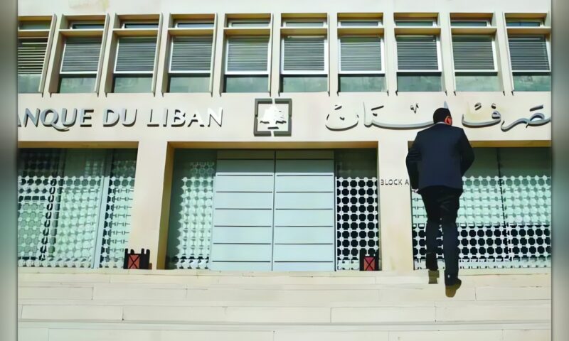 «المركزي» اللبناني يبحث مع المصارف في باريس إعادة الرسملة وآليات استرداد الودائع