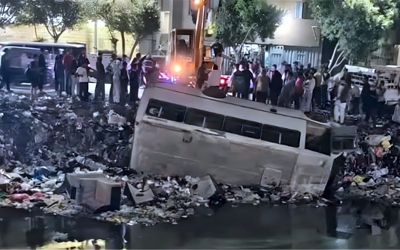 لحظة انتشال أتوبيس من ترعة الشرقاوية في شبرا الخيمة (فيديو)