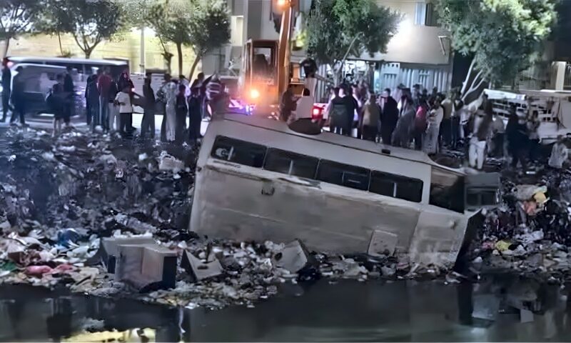 لحظة انتشال أتوبيس من ترعة الشرقاوية في شبرا الخيمة (فيديو)