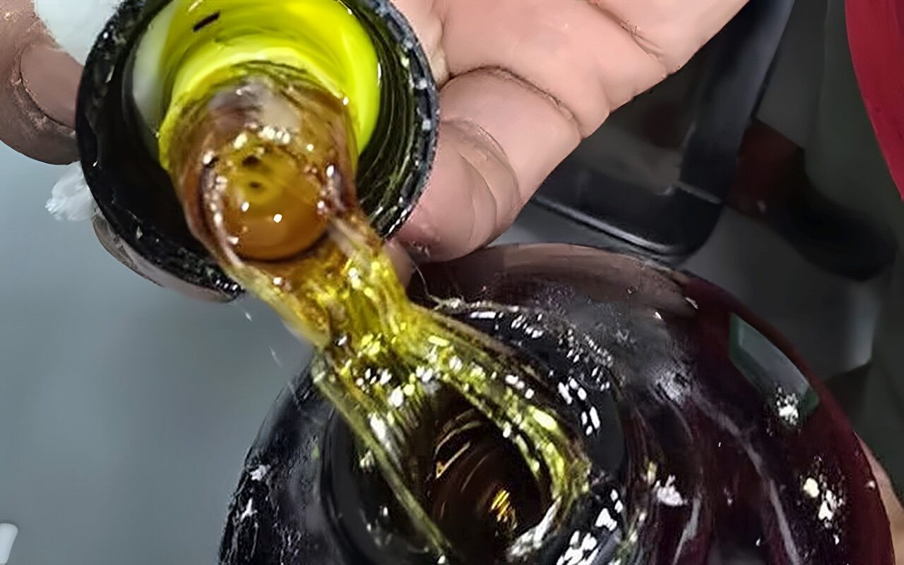 جمارك البريد تضبط طردًا أمريكيًا يشتبه في احتوائه على زيت القنب بقيمة 12 مليون جنيه