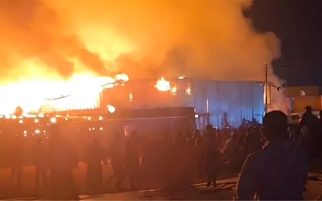 إصابة 3 أشخاص في حريق مصنع أخشاب وموبيليا بالطريق الزراعي بالبحيرة (صور)