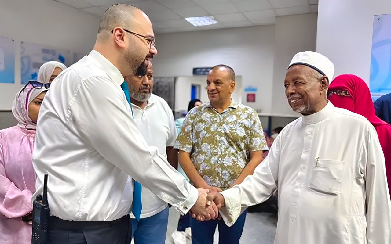 رئيس قطاع الرعاية الصحية بالصعيد يتفقد مركز أورام أسوان ويستمع لشكاوى المرضى