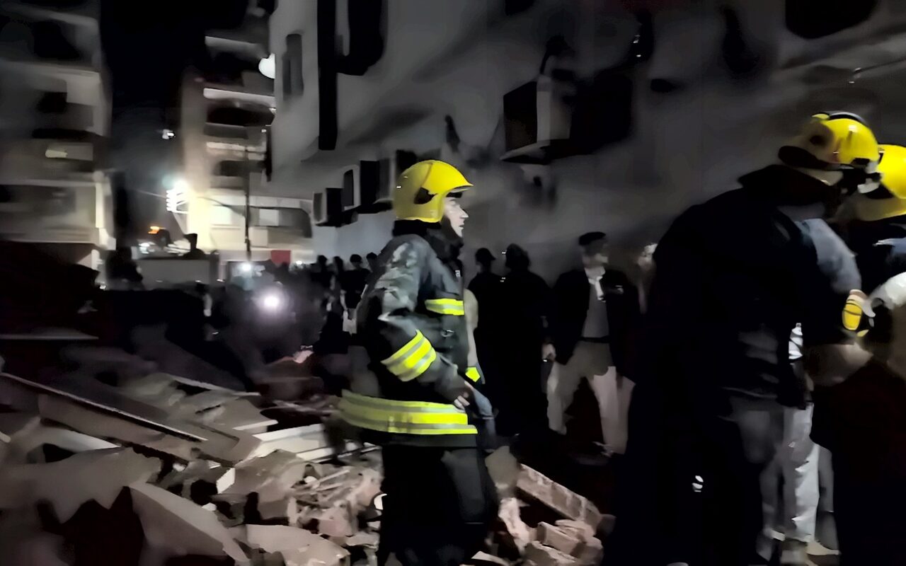 اللقطات الأولى من موقع انهيار عقار مكون من 5 طوابق في طنطا (فيديو)