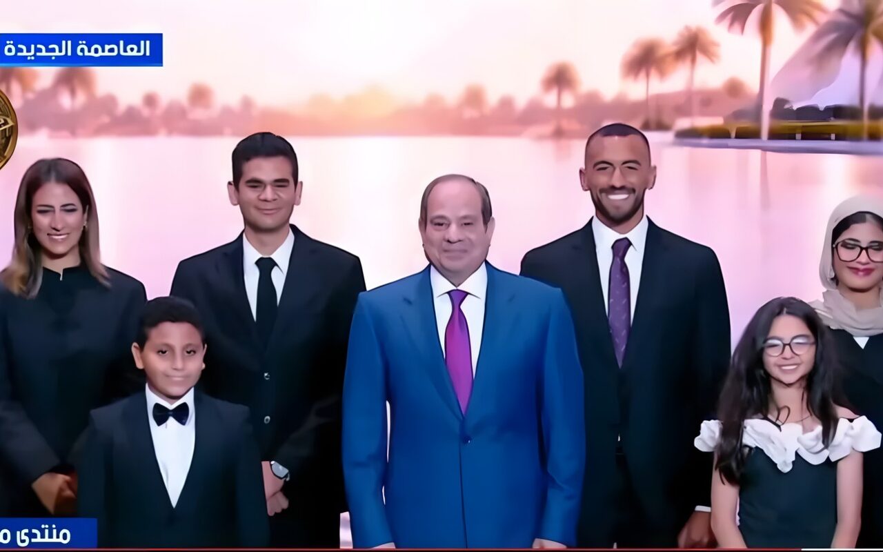 السيسي يكرم أبطال الذكاء الاصطناعي والحوسبة السحابية بجامعة عين شمس
