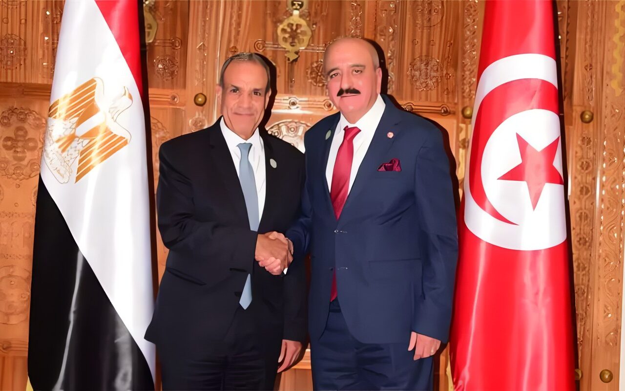 وزير الخارجية يلتقي وزير خارجية تونس علي هامش الاجتماع الوزاري لآلية دول الجوار الثلاثية حول ليبيا