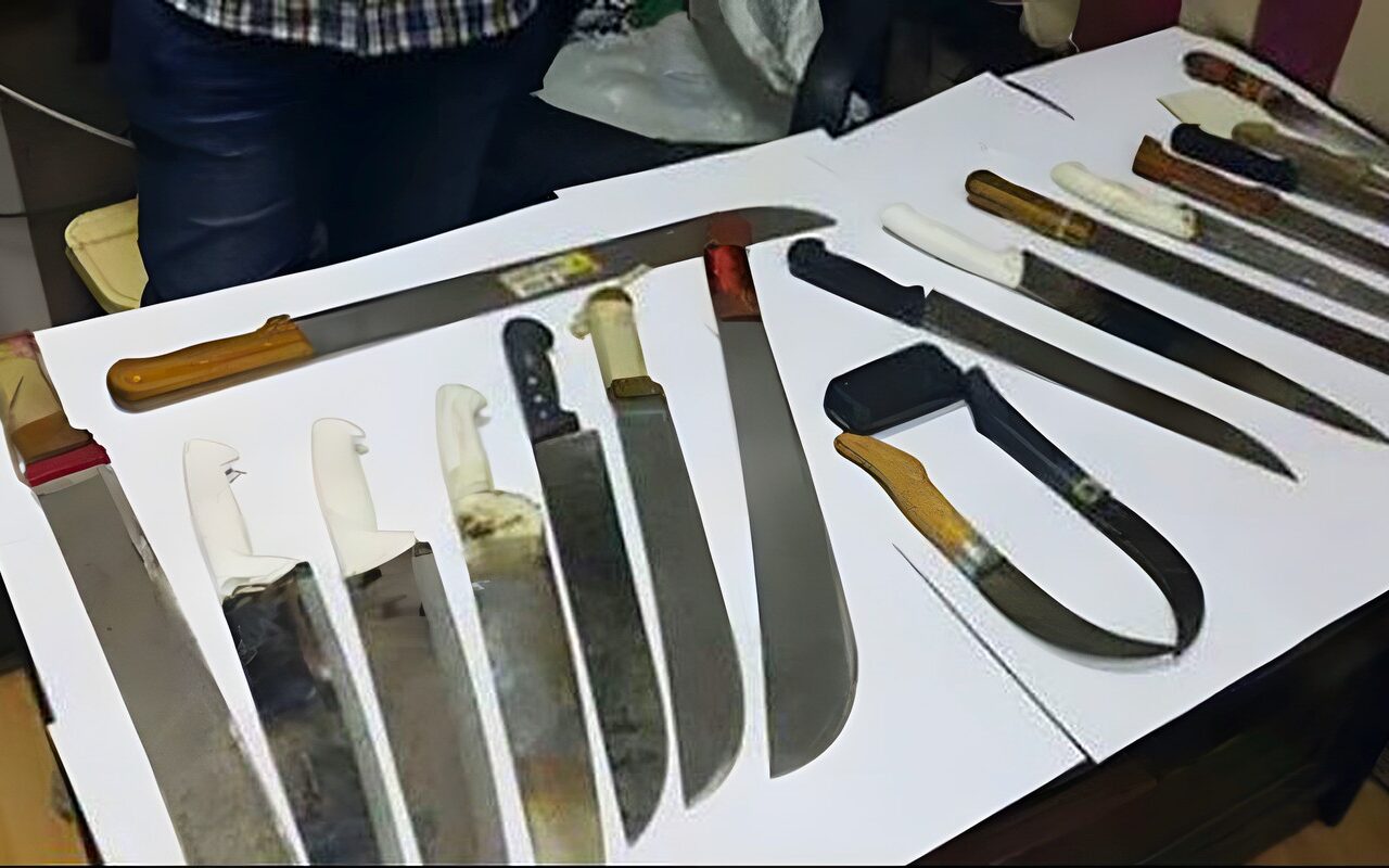 الحبس شهرا وغرامة 500 جنيه عقوبة حيازة الأسلحة البيضاء دون ترخيص.. ماذا يقول القانون؟