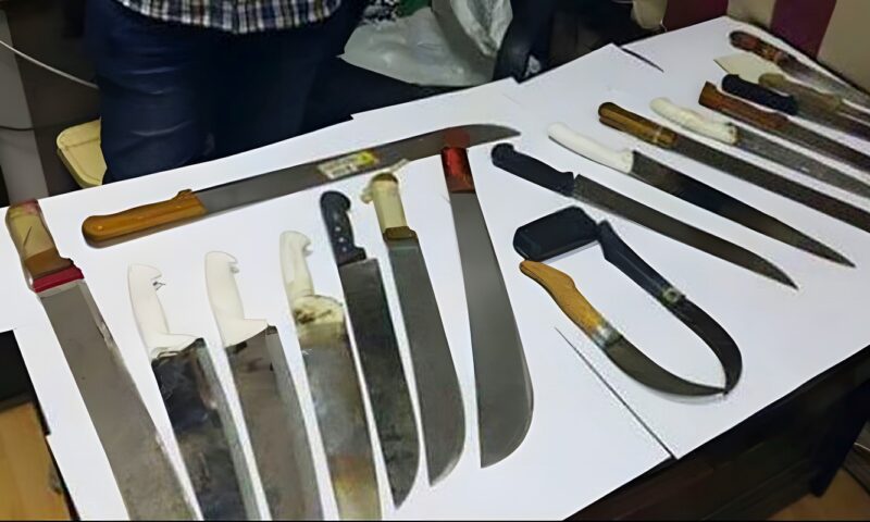الحبس شهرا وغرامة 500 جنيه عقوبة حيازة الأسلحة البيضاء دون ترخيص.. ماذا يقول القانون؟